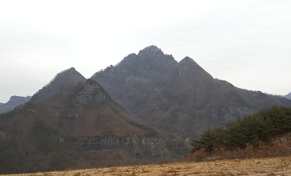 이재명 조상묘 안산 사진, 안산이 사나운 화기와 험한 바위가 드러나 살기를 띤다. / 백재권