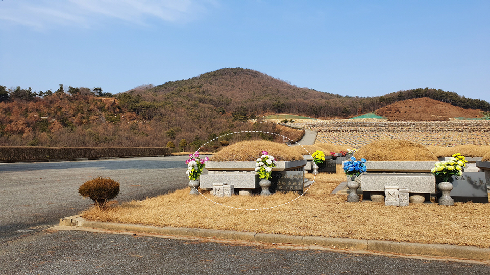 윤석열 국민의힘 대선후보의 조상묘 주산 사진, 점선 안이 '조상묘'. / 백재권