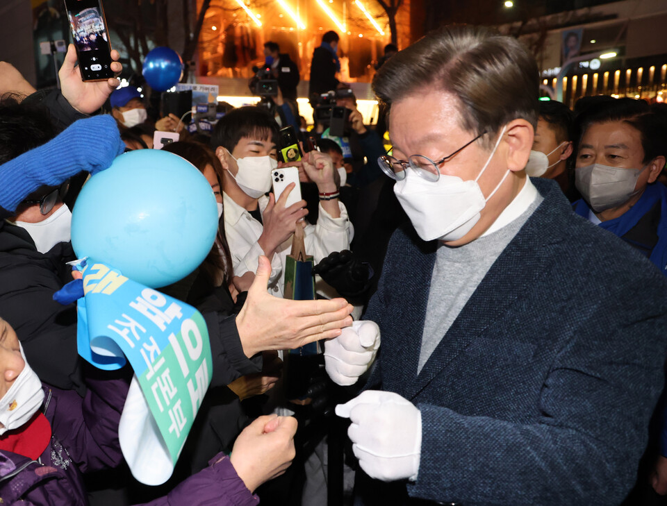 더불어민주당 이재명 대선후보가 8일 서울시 마포구 '홍대 걷고 싶은 거리' 광장무대에서 열린 마지막 유세에서 젊은이들과 인사하고 있다. /연합뉴스