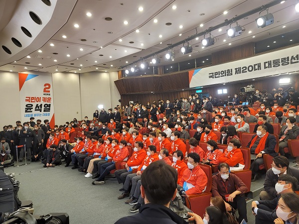 서울 여의도 국회도서관 지하 강당에 마련된 국민의힘 개표 상황실. 9일 오후 7시 30분께 출구조사가 나오자 '침묵 모드'를 보였다. /이상무 기자