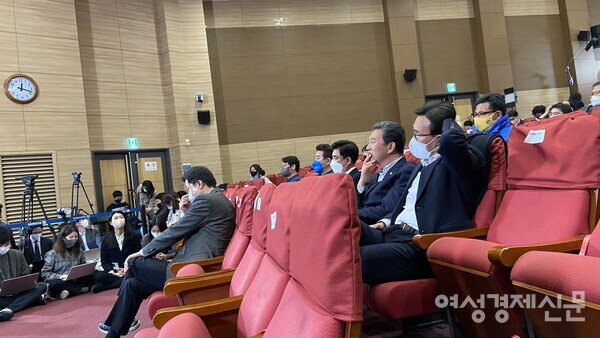 제20대 대통령선거에서 이재명 더불어민주당 대선후보와 윤석열 국민의힘 대선후보의 득표율이 '골든크로스'를 이루자 민주당 개표상황실에는 침묵이 흘렀다. /손세일 기자