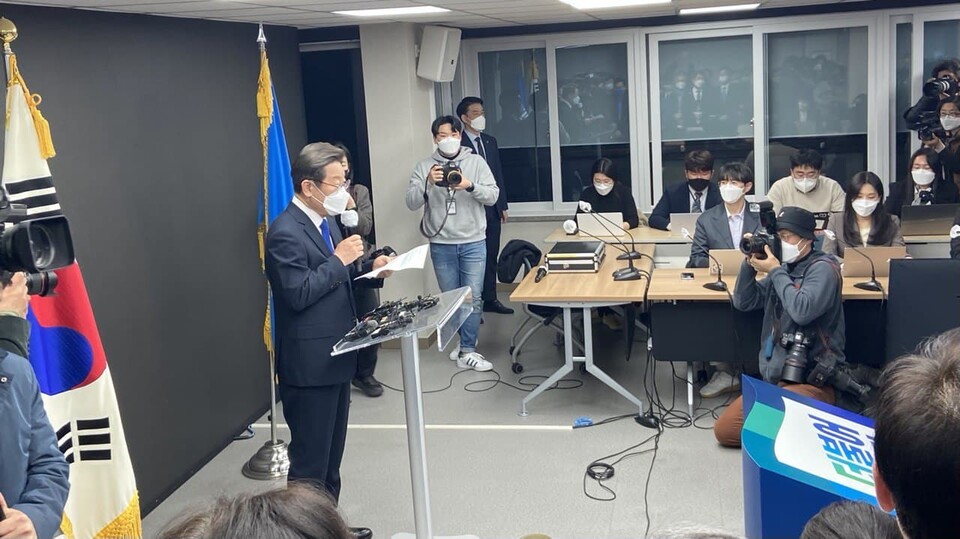 이재명 더불어민주당 대선후보가 10일 서울 여의도 민주당사에서 패배 후 기자회견을 하고 있다. /손세일 기자