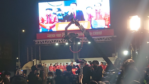 서울 여의도 국민의힘 당사 앞에 마련된 광장에 지지자 수백명이 모여 윤석열 당선인의 연설들 듣고 있다. /이상무 기자