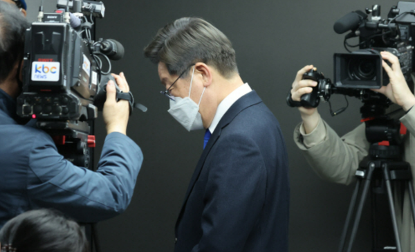 9일 대통령선거 결과 발표 후 기자회견을 마치고 돌아가는 더불어민주당 이재명 대선후보. /연합뉴스