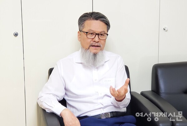 여성경제신문과 인터뷰하고 있는 백재권 교수. /여성경제신문