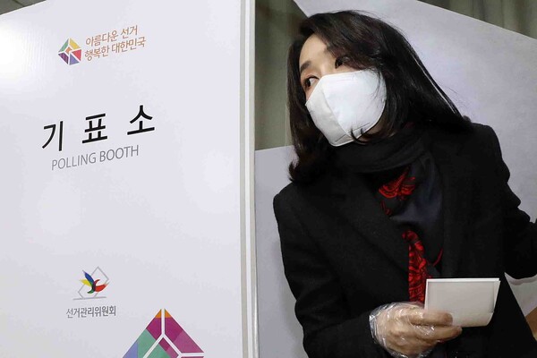 윤석열 국민의힘 대선후보의 부인 김건희 씨가 4일 오전 서울 서초구 서초1동 주민센터에 마련된 사전투표소에서 기표한 후 기표소를 나오고 있다. /공동취재=연합뉴스