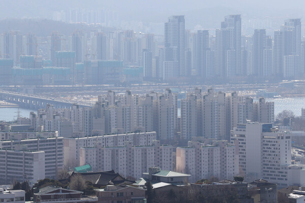 지난달 27일 서울 남산에서 내려다본 아파트. /연합뉴스