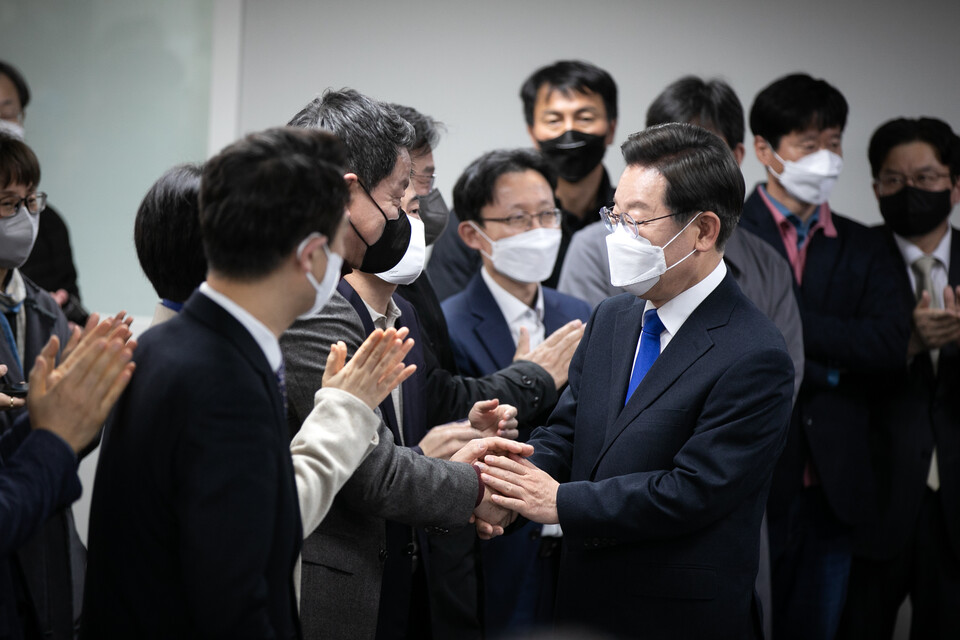 대선에서 패배한 더불어민주당 이재명 후보가 10일 오후 서울 여의도 중앙당사에서 열린 선대위 해단식에서 당 관계자들과 인사하고 있다. /연합뉴스