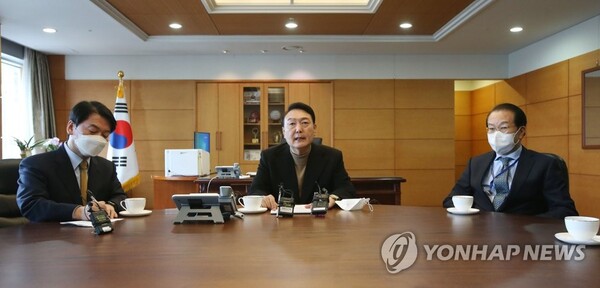 윤석열 대통령 당선인이 14일 오전 서울 종로구 통의동 금융감독원 연수원 집무실에서 열린 인수위 티타임에서 발언하고 있다. /국회사진기자단=연합뉴스