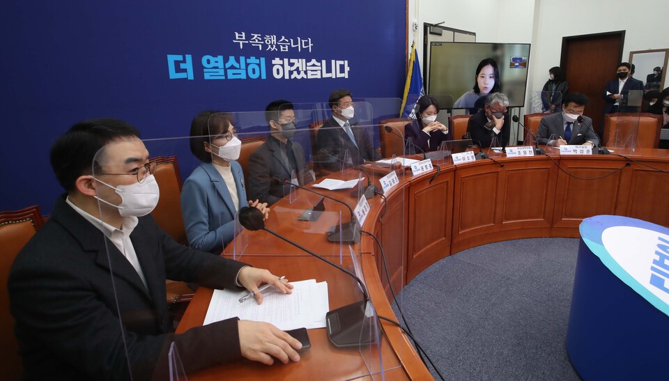 더불어민주당 박지현 공동비대위원장이 14일 오전 국회에서 열린 비상대책위원회의에서 화상을 통해 발언하고 있다. / 연합뉴스
