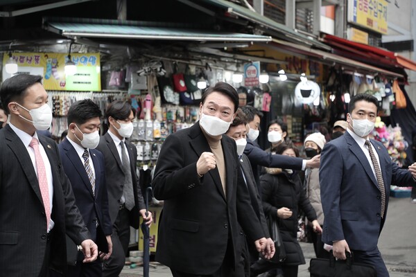 14일, 윤석열 대통령 당선인이 서울 남대문 시장을 찾아 시민들과 인사하고 있다./윤석열 당선인 캠프