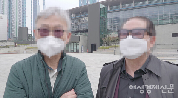 부산역 광장에서 시민들이 여성경제신문과 인터뷰를 하고 있다. /장세곤 기자