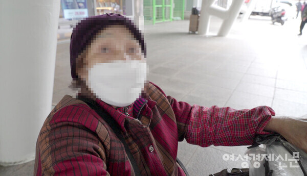 부산역 광장에서 노점상을 하는 60대 이모 씨가 여성경제신문과 인터뷰를 하고 있다. /장세곤 기자
