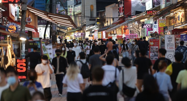홍대거리에 모여든 2030세대./연합뉴스