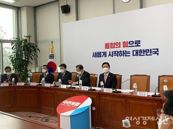 김기현 국민의힘 원내대표(사진 중앙)를 포함한 원내 지도부가 15일 서울 여의도 국회에서 열린 시도당위원장 회의에 참석했다. /최수빈 기자