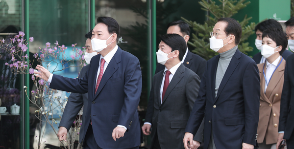 16일 윤석열 대통령 당선인이 인수위원회 관계자들과 함께 산책을 하고 있다. /윤석열 당선인 인수위