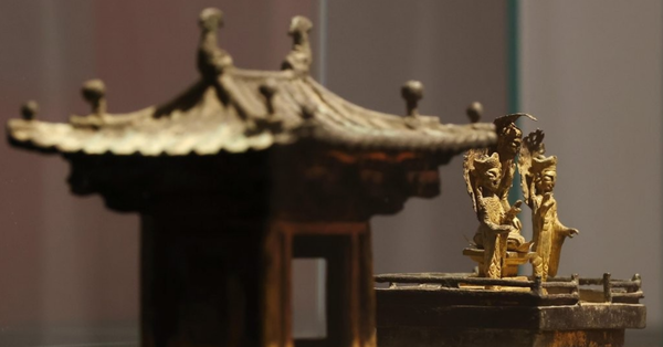 경매 나온 국보 제73호 금동삼존불감./연합뉴스