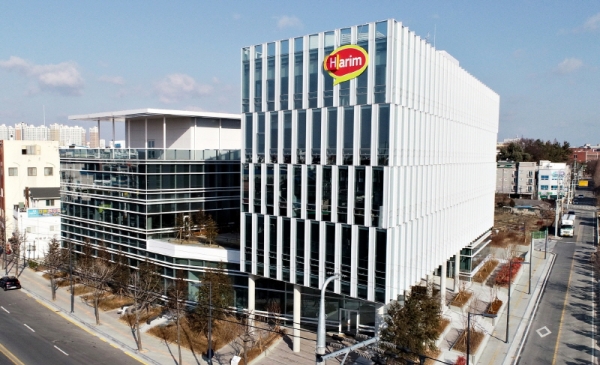 하림을 포함한 16개사 육계 신선육 제조·판매업자들이 가격 인상 담합 혐의로 공정위에 적발됐다. 하림지주 익산 본사 신사옥 전경. /연합뉴스