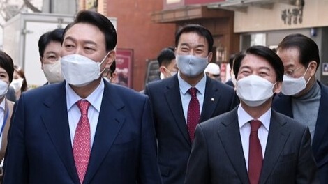 윤석열 대통령 당선인이 16일 오후 점심 식사를 위해 안철수 인수위원장과 함께 서울 종로구 통의동 집무실에서 식당으로 이동하고 있다. /국회사진기자단=연합뉴스