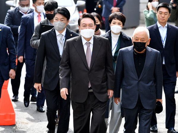 윤석열 대통령 당선인이 17일 오후 점심 식사를 위해 김한길 국민통합위원장, 장제원 당선인 비서실장, 김은혜 대변인 등과 함께 통의동 집무실에서 식당으로 이동하고 있다. /국회사진기자단=연합뉴스