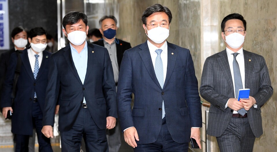 더불어민주당 윤호중 비대위원장이 17일 서울 여의도 국회에서 열린 초선 의원 간담회에 입장하고 있다. / 연합뉴스