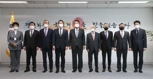 윤석열 대통령 당선인(가운데)이 21일 오전 서울 종로구 통의동 대통령직 인수위원회 사무실에서 경제 6단체장들과 오찬 회동에 앞서 기념촬영을 하고 있다. 왼쪽부터 김은혜 대변인, 김기문 중기중앙회 회장, 허창수 전경련 회장, 최태원 대한상의 회장, 윤 당선인, 손경식 경총 회장, 최진식 중견련 회장, 구자열 무역협회장, 장제원 비서실장. /국회사진기자단=연합뉴스