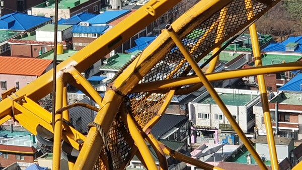 파손 부위를 자세히 보면 타워크레인 붐대에 찢어진 듯한 균열이 생겼다. /독자 제공