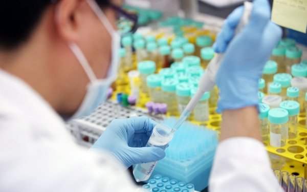 제약 바이오 업체의 한 연구원이 신약 개발을 하고 있는 모습. /연합뉴스