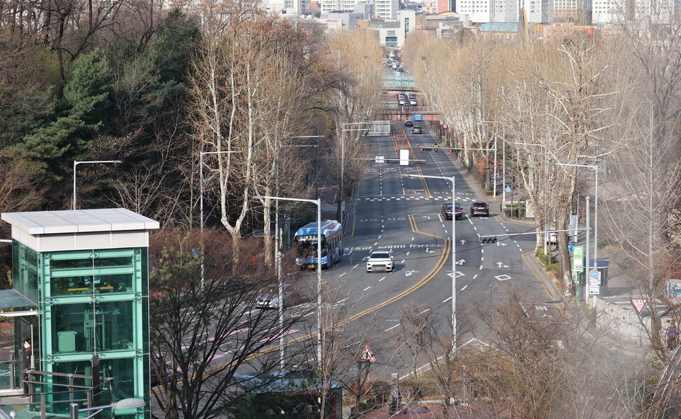 윤석열 대통령 당선인이 취임 후 집무실을 서울 용산구 국방부 청사로 옮기는 계획을 확정했다. 사진은 21일 한남동과 국방부를 잇는 도로인 이태원로의 모습. /연합뉴스