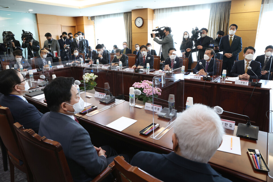윤석열 대통령 당선인이 22일 오전 서울 종로구 통의동 대통령직 인수위원회 사무실에서 인수위 간사단 회의를 주재하고 있다. / 연합뉴스