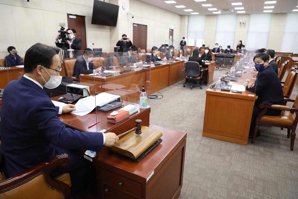 22일 오후 국회에서 열린 정치개혁특별위원회 공직선거법 및 지방선거구제개편 심사 소위원회에서 조해진 소위원장(왼쪽)이 회의를 주재하고 있다. / 연합뉴스