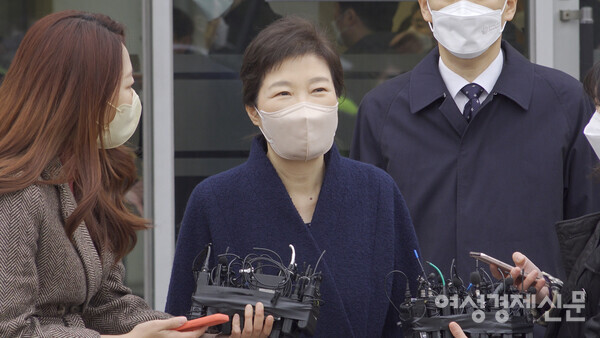 박근혜 전 대통령이 24일 오전 서울 일원동 삼성서울병원에서 취재진 질문에 답을 하고 있다. /장세곤 기자