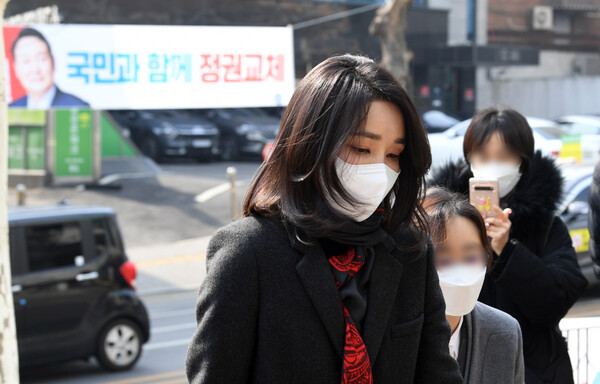 윤석열 국민의힘 대선후보의 부인 김건희 씨가 제20대 대통령선거 사전투표 첫날인 4일 서울 서초구 서초1동 주민센터에 마련된 사전투표소로 들어서고 있다./공동취재=연합뉴스