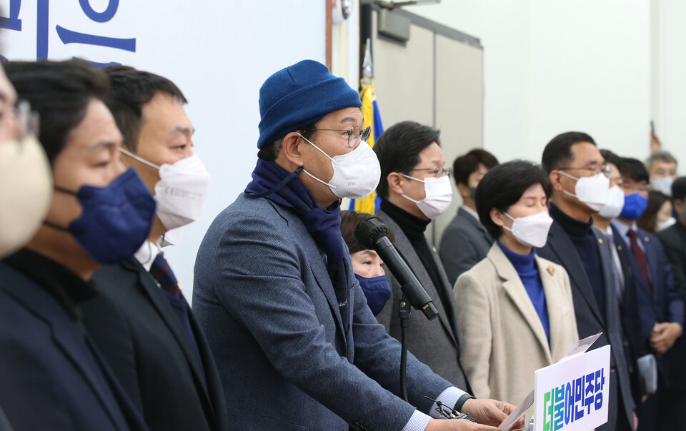 더불어민주당 송영길 대표가 10일 오후 서울 여의도 국회에서 열린 기자회견에서 대표직 사퇴의사를 밝히고 있다. 이날 민주당 지도부는 대선 패배에 책임을 지고 총사퇴를 하기로 했다. / 연합뉴스