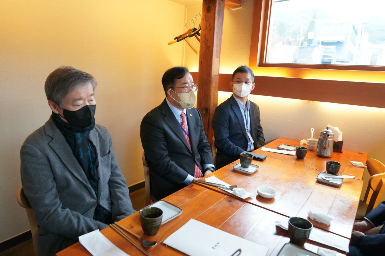 대통령직 인수위원회 과학기술교육분과 인수위원들이 23일 안철수 인수위원장과 오찬 겸 업무회의를 하고 있다. /연합뉴스