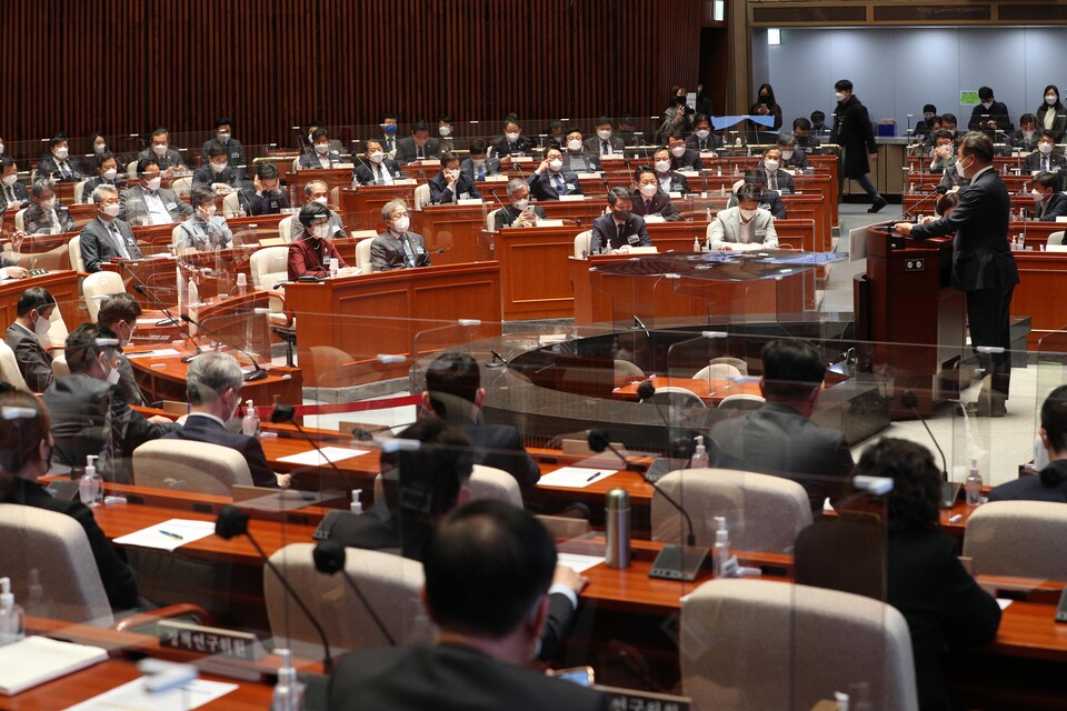 24일 오후 서울 여의도 국회에서 열린 더불어민주당 제3기 원내대표 선출을 위한 의원총회에서 참석 의원들이 윤호중 공동비상대책위원장의 인사말을 듣고 있다. / 연합뉴스