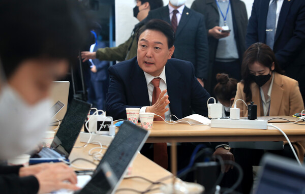 윤석열 대통령 당선인이 24일 오전 서울 종로구 통의동 인수위 앞 천막 기자실을 방문해 질의응답을 하고 있다. /국회사진기자단=연합뉴스