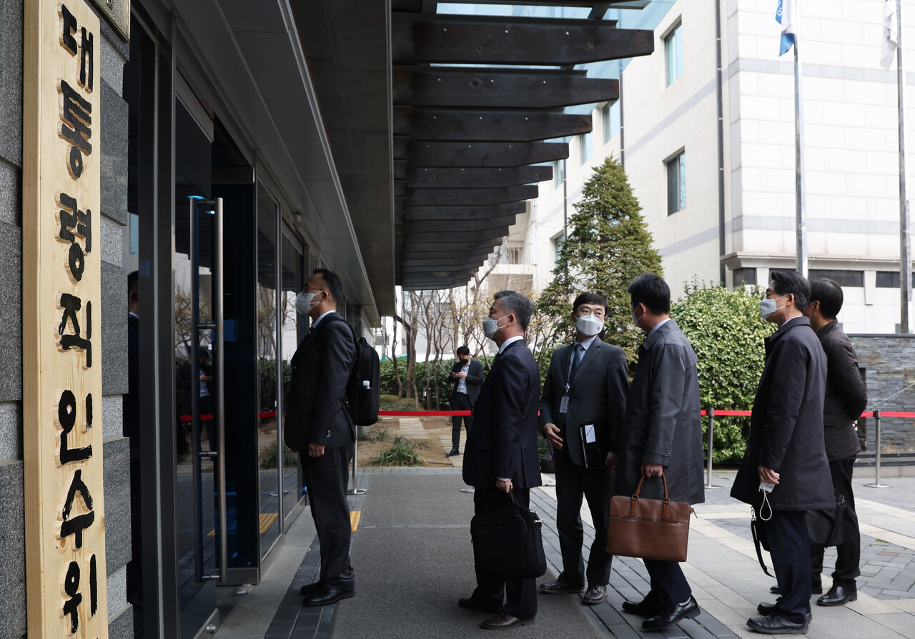 24일 서울 종로구 통의동 제20대 대통령직인수위 입구에서 회의 참석 차 인수위를 찾은 각 부처 전문가들이 보안 검색을 받기 위해 대기하고 있다. /연합뉴스