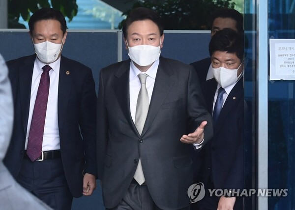 윤석열 대통령 당선인이 25일 점심식사를 위해 서울 종로구 통의동 인수위 집무실을 나서고 있다. /연합뉴스