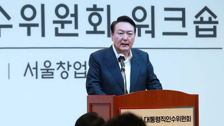 윤석열 대통령 당선인이 26일 오후 서울 마포구 서울창업허브 컨퍼런스홀에서 열린 제20대 대통령직인수위원회 워크숍에서 인사말을 하고 있다. /연합뉴스