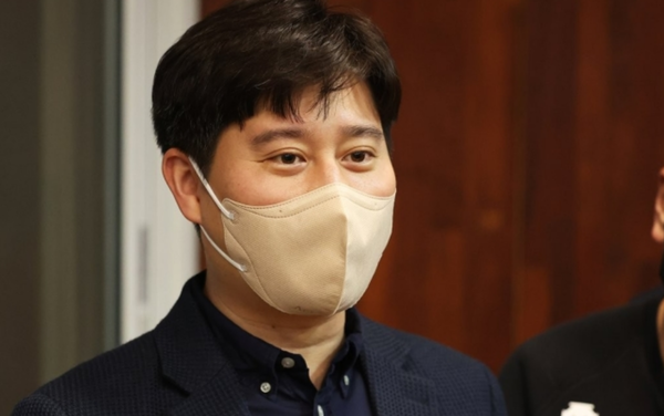 신원근 카카오페이 대표 내정자가 28일 오전 경기도 성남시 투썬월드빌딩에서 열린 카카오페이 정기 주주총회를 마치고 나와 취재진 질문에 답하고 있다./연합뉴스