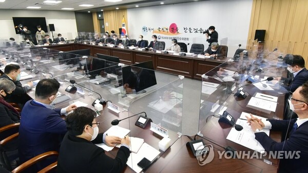 안철수 대통령직 인수위원회 위원장이 28일 서울 삼청동 금융연수원에서 열린 제3차 인수위원회 전체회의를 주재하고 있다. /인수위사진기자단=연합뉴스