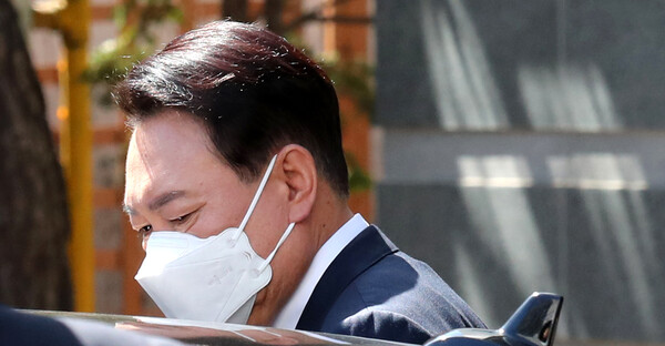 호락호락하지 않은 대내외 정치 환경과 청와대 이전을 두고 보여준 일방통행 식 리더십 등에 윤석열 대통령 당선자를 바라보는 국민들의 눈길에 벌써부터 불안감이 드리워지고 있다. 윤석열 당선인이 28일 서울 통의동 금융감독원 연수원에 마련된 인수위원회를 나서고 있다. /인수위사진기자단=연합뉴스