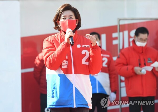 나경원 전 국민의힘 의원이 지난 2월 24일 오후 경기 수원시 팔달문 앞에서 열린 국민의힘 윤석열 대선 후보의 '국민과 원팀' 수원 집중 유세에서 지지연설을 하고 있다./국회사진기자단=연합뉴스