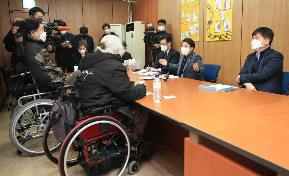 임이자 대통령직 인수위원회 사회문화복지분과 간사와 김도식 인수위원이 29일 오전 경복궁역 서울교통공사 경복궁영업사업소 회의실에서 장애인차별철폐연대 회원들과 면담을 하고 있다. / 연합뉴스
