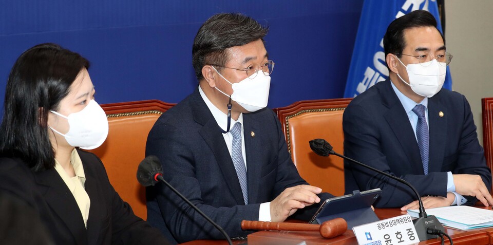 더불어민주당 윤호중 공동비상대책위원장(가운데)이 30일 오전 서울 여의도 국회에서 열린 비상대책위원회의에서 발언하고 있다. / 연합뉴스