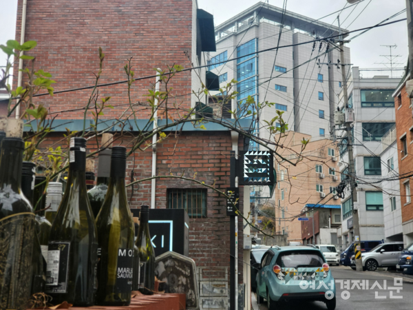 서울시 용산구에 위치한 '용리단길'. 국방부 청사가 보인다. /김현우 기자