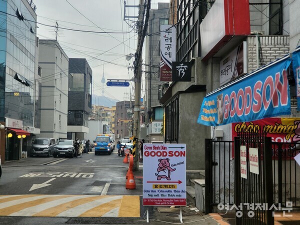 서울 용산구에 위치한 '용리단길. 남산타워가 보인다. /김현우 기자