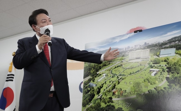 윤석열 대통령 당선인이 지난 20일 오전 서울 종로구 삼청동 대통령직인수위원회 회견장에서 대통령실 용산 이전과 관련해 기자회견을 하고 있다. /국민의힘