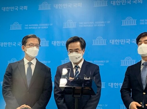 김동연 새로운물결 대표가 31일 오전 서울 여의도 국회 소통관에서 6·1 지방선거 경기도지사 출마 선언 기자회견을 마치고 취재진의 질문에 답하고 있다. /최수빈 기자